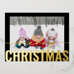 Postal Festiva Con Relieve Metalizado Merry Christmas Script Photo Simple Modern<br><div class="desc">Fotos del guión de navidad Fotos simples Navidades de Relieve metalizado dorado moderno postales incluye tu foto favorita en un simple fondo negro minimalista con un sobrepeso de escritura de caligrafía de Relieve metalizado dorado "Feliz Navidad". Personalice editando el texto en el reverso. Diseñado por ©2024 Evco Studio www.zazzle.com/store/evcostudio</div>