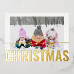 Postal Festiva Con Relieve Metalizado Merry Christmas Script Photo Simple Modern<br><div class="desc">Fotos del guión navideño Navidades simples y modernos de Relieve metalizado dorado postales incluye tu foto favorita en un simple fondo blanco minimalista con un sobrepeso de escritura de caligrafía de Relieve metalizado dorado "Feliz Navidad". Personalice editando el texto en el reverso. Diseñado por ©2024 Evco Studio www.zazzle.com/store/evcostudio</div>