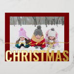 Postal Festiva Con Relieve Metalizado Merry Christmas Script Photo Simple Modern<br><div class="desc">Fotos del guión navideño Navidades simples y modernos de Relieve metalizado dorado postales incluye tu foto favorita en un sencillo fondo rojo minimalista con un sobrepeso de escritura de caligrafía de Relieve metalizado dorado "Feliz Navidad". Personalice editando el texto en el reverso. Diseñado por ©2024 Evco Studio www.zazzle.com/store/evcostudio</div>