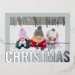 Postal Festiva Con Relieve Metalizado Merry Christmas Script Photo Simple Modern<br><div class="desc">Fotos del guión navideño Navidades simples y modernos de Relieve metalizado plateado postales incluye tu foto favorita en un sencillo fondo gris verde azulado minimalista con un sobrepeso de escritura de caligrafía de Relieve metalizado plateado "Feliz Navidad". Personalice editando el texto en el reverso. Diseñado por ©2024 Evco Studio www.zazzle.com/store/evcostudio...</div>