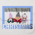 Postal Festiva Con Relieve Metalizado Merry Christmas Script Photo Simple Modern<br><div class="desc">Fotos del guión navideño Navidades simples y modernos de Relieve metalizado plateado postales incluye tu foto favorita en un simple fondo azul minimalista con un sobrepeso de escritura de caligrafía de Relieve metalizado plateado "Feliz Navidad". Personalice editando el texto en el reverso. Diseñado por ©2024 Evco Studio www.zazzle.com/store/evcostudio</div>