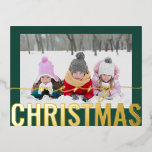 Postal Festiva Con Relieve Metalizado Merry Christmas Script Photo Simple Modern<br><div class="desc">Fotos del guión navideño Navidades simples y modernos de Relieve metalizado dorado postales incluye tu foto favorita en un sencillo fondo verde minimalista con un sobrepeso de escritura de caligrafía de Relieve metalizado dorado "Feliz Navidad". Personalice editando el texto en el reverso. Diseñado por ©2024 Evco Studio www.zazzle.com/store/evcostudio</div>