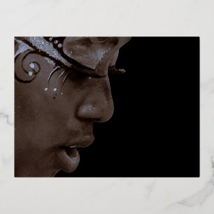 Postal Festiva Con Relieve Metalizado Mujer de closet con la cara pintada sobre negro