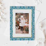 Postal Festiva Con Relieve Metalizado Navidades fotográficos del patrón de Knit de Blue<br><div class="desc">Envíe sus cálidos deseos de vacaciones envueltos en un diseño acogedor y festivo con esta tarjeta postal de Navidades de Relieve metalizado dorado, con un encantador fondo de patrón de cuchillos Fair Isle. El diseño es muy complejo y evoca la sensación de confort de la calidez de invierno y la...</div>