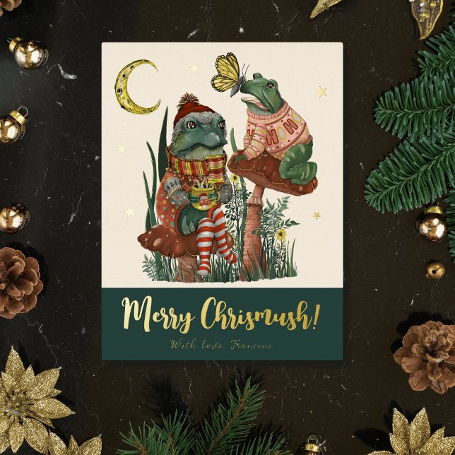 Postal Festiva Con Relieve Metalizado Nochebuena de hongos verde y hongo (Whimsical Merry Christmas card with an illustration of frogs sitting on mushrooms drinking cocoa)