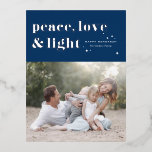 Postal Festiva Con Relieve Metalizado Paz, amor y luz, marina azul Hanukkah Foto<br><div class="desc">Paz, amor y luz. | Envíe sus saludos de Hanukkah a la familia y amigos con esta postal de personalizable Hanukkah. Presenta tipografía retro audaz. Personalice esta foto de la postal Hanukkah añadiendo sus detalles. Esta postal de Hanukkah, Relieve metalizado de plata, está disponible en otros colores y material de...</div>