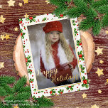 Postal Festiva Con Relieve Metalizado Personalizado Classic Green Holly Red Berries Gold<br><div class="desc">Navidades clásicos de la época de vacaciones temporada Relieve metalizado rojo, verde y dorado colorido de las bayas y hojas patrón sobre un fondo blanco y crujiente. Con la opción de personalizar o personalización con una foto y un texto (limitado) de su elección. Con espacio para el personalizar o la...</div>