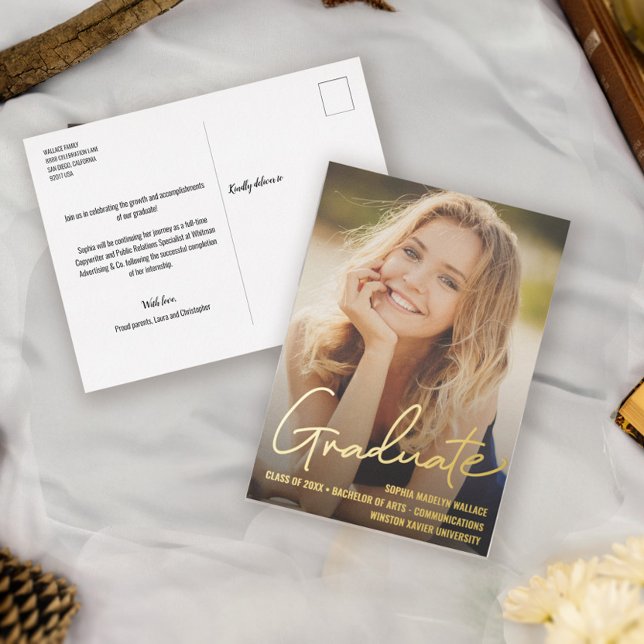 Postal Festiva Con Relieve Metalizado Personalizado de escritura de moda para graduados (Elegant gold foil Graduation photo announcement postcard.)
