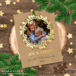 Postal Festiva Con Relieve Metalizado Personalizado Red Berries Green Leyes Wreath Gold<br><div class="desc">Navidades clásicos contemporáneos tarjeta de saludo de temporada navideña con bayas rojas naranja y rosa, hojas de flores de color verde claro y oscuro sobre una textura de papel de imitación marrón, con el Relieve metalizado de oro real rosa LOVE JOY CHEER texto de deseo. Con opción y espacio para...</div>