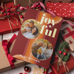 Postal Festiva Con Relieve Metalizado Personalizado Retro Resumen Olas de arte Patrón de<br><div class="desc">Navidades clásicos contemporáneos tarjeta de bienvenida de temporada navideña con rojo claro y oscuro, coral y color naranja de melocotón pastel patrón abstracto con un texto real de Relieve metalizado oro JOYFUL. Con espacio para personalizar o personalización con dos fotos y nombre de familia (o nombres individuales) en la parte...</div>