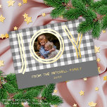 Postal Festiva Con Relieve Metalizado Personalizado Rustic Modern Gray Buffalo Lumberjac<br><div class="desc">Tarjeta de bienvenida contemporánea clásica de Navidades de temporada navideña con moda clásica blanco y gris de color blanco tradicional Buffalo Lumberjack trenzado de lona tartán. Con opción y habitación para personalizar una foto familiar personal, nombre y fecha de su elección en la parte delantera, y un mensaje de bienvenida...</div>