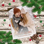 Postal Festiva Con Relieve Metalizado Personalizado Simple Y Completa Foto En Rosa Gold<br><div class="desc">Única, moderna y sencilla tarjeta de felicitaciones navideñas para Navidades de moda con tu fotografía de invierno favorita. Con espacio para personalizar o personalización con una foto, nombre o apellidos, y texto de su elección. Y un poema de bienvenida de temporada de personalizable en el reverso de la tarjeta, incluyendo...</div>