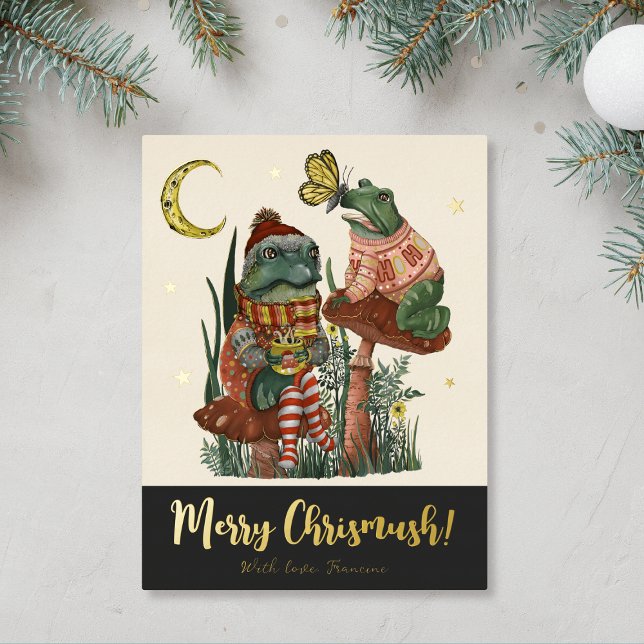 Postal Festiva Con Relieve Metalizado Rana de hongo negra y brindis navideña (Black & Gold Merry Christmas card with an illustration of frogs sitting on mushrooms drinking cocoa)