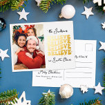 Postal Festiva Con Relieve Metalizado Retro creemos en la foto de la familia Santa Navid<br><div class="desc">Envíe esta postal de Navidades retro para compartir felicidad,  amor,  un toque de alegría festiva,  y una vitalidad alegre con sus seres queridos. Agrega una de tus fotos familiares favoritas para personalizarla y capturar la belleza de la temporada.</div>