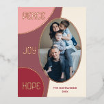 Postal Festiva Con Relieve Metalizado Temporadas clásicas modernas saludos Rosa de oro<br><div class="desc">Única, clásica, moderna, bonito y decorativa tarjeta de vacaciones. Con un texto elegante de PEACE HOPE JOY, y espacio para personalizar o personalización con un nombre familiar o nombre individual, y una foto de su elección en un patrón de color rosa polvoriento, taupe malva y círculos de Relieve metalizado oro...</div>