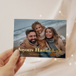 Postal Festiva Con Relieve Metalizado Texto y foto Gold Modern | Joyous Hanukkah<br><div class="desc">Esta sencilla y elegante postal navideña dice "Joyous Hanukkah" en negrita,  Relieve metalizado dorado elegante tipografía moderna con tu foto personal favorita al otro lado de la tarjeta. Tu mensaje personal de vacaciones puede ir por detrás,  junto con otra pequeña foto familiar.</div>