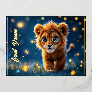 Postal Festiva Con Relieve Metalizado Un bebé león mágico caminando en una noche de fant