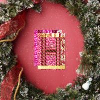 un papel pintado rosa y blanco con una cruz