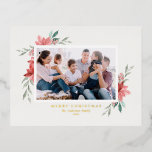 Postal Festiva Con Relieve Metalizado Vintage Watercolor Red Poinsettia Navidad Foto<br><div class="desc">Feliz Navidad! Envíe saludos y deseos de vacaciones con esta elegante postal de Navidades de Relieve metalizado dorado. Cuenta con ilustraciones acuáticos de poinsettia roja y vegetación. Personalice esta postal de Navidades florales agregando su foto, saludo, nombres y otros detalles favoritos. Los textos son totalmente editables. Disponible como tarjeta plana,...</div>