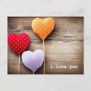 Postal Festiva Corazones de San Valentín hechos a mano en mesa de