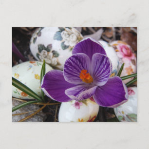 Postal Festiva Crocus morado y huevos de Pascua florales