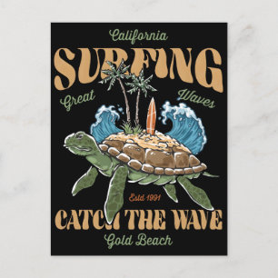 Postal Festiva Diseño de tortuga surfista con olas de California