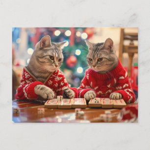 Postal Festiva Dos gatos con suéteres rojos con fondo festivo