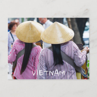 Postal Festiva Dos vendedoras con gorras cónicos en Vietnam
