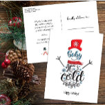 Postal Festiva El Gorra Rojo Divertido Snowman Baby Frío Fuera De<br><div class="desc">El Gorra rojo divertido, bebé hombre de nieve, hace frío fuera de la fantástica tarjeta de vacaciones. Envíe saludos de vacaciones a sus seres queridos con estas divertidas y modernas tarjetas de vacaciones. Todos los textos están preorganizados para que puedas personalizarlos fácil y rápidamente con tus propios detalles. ¡Felices Fiestas!...</div>