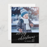 Postal Festiva Elegante caligrafía oscura Fotos navideñas<br><div class="desc">Esta elegante y oscura caligrafía con la tarjeta postal de la foto de la Feliz Navidad es el perfecto saludo moderno de las vacaciones. El diseño neutro cuenta con una tarjeta de vacaciones minimalista decorada con tipografía romántica y caprichosa. Agrega la imagen de tus Navidades de familia y personaliza la...</div>