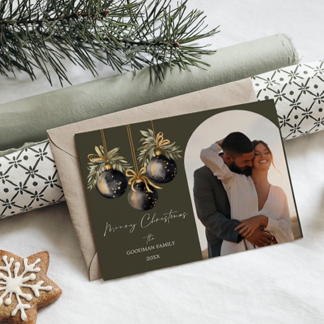 Postal Festiva Elegante Oro Negro Ornamentos Arco Festividad de l (ELEGANT ARCH SHAPED FAMILY PHOTO WITH FOREST GREEN BACKGROUND AND BAUBLES WATERCOLOR ORNAMENTS)