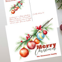 Elegante rama de pino con decoraciones navideñas