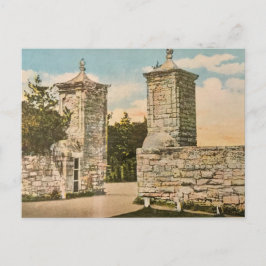 Postal Festiva En el camino con la antigua puerta de la ciudad