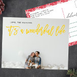 Postal Festiva Es una vida maravillosa Navidades amarillos<br><div class="desc">Es un guión con letras amarillas de Fotos de las Festividades de la Vida Maravillosa. La parte trasera tiene un borde floral de bonito. Estilo de las letras. Gran diseño fotográfico. Diseño feliz y festivo. Es una vida maravillosa. flores. marco floral. rojo y blanco.</div>