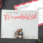 Postal Festiva Es una vida maravillosa Navidades RED<br><div class="desc">Es un guión de postal de Feria de la Vida Maravillosa con letras en rojo. La parte trasera tiene un borde floral de bonito. Estilo de las letras. Gran diseño fotográfico. Feliz diseño festivo. Es una vida maravillosa. flores. armazón rojo y blanco. floral.</div>