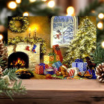 Postal Festiva Escena navideña vintage<br><div class="desc">Hermosa postal vintage de la escena navideña. Este diseño cuenta con una hermosa chimenea y está decorado con guirnaldas iluminadas, medias y velas. Hay un muñeco de nieve mirando por la ventana y un montón de regalos sentados debajo del luminoso árbol de Navidad decorado. Qué hermosa escena de las vacaciones....</div>