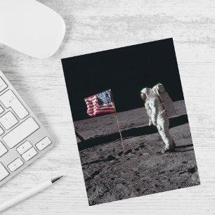Postal Festiva Espacio exterior, astronauta en la Luna y bandera