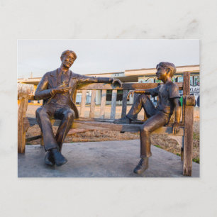 Postal Festiva Estatua de bronce de joven y anciano hablando