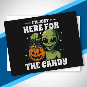 Postal Festiva Estoy aquí solo por los dulces Alien divertido de 