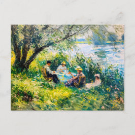 Postal Festiva familia disfrutando de un picnic en una exuberante