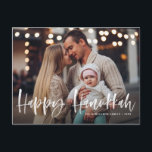 Postal Festiva Felices Hanukkah Pincel - Foto superpuesta de las<br><div class="desc">¡Feliz Hanukkah! Envíe saludos y deseos de vacaciones con esta rústica postal de vacaciones. Incluye 'Hanukkah feliz' en letras de la mano del cepillo. Personaliza esta tarjeta de vacaciones añadiendo tu foto,  saludo,  nombres y otros detalles favoritos. Disponible como tarjeta plana,  tarjeta plegada y postal.</div>