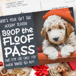 Postal Festiva Felices vacaciones Personalizado de Mascota divert<br><div class="desc">El diseño se compone de un fondo oscuro con un mensaje gracioso — "Aquí está tu regalo esta temporada de fiestas... Boop el pase Floof. Una vez sólo para cuando las cosas se estropeen." Para alinear la foto, desenmascara la plantilla haciendo clic en el botón desenmascarar. Una vez alineada la...</div>