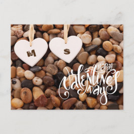 Postal Festiva Feliz Día de San Valentín. Dos corazones en la pla