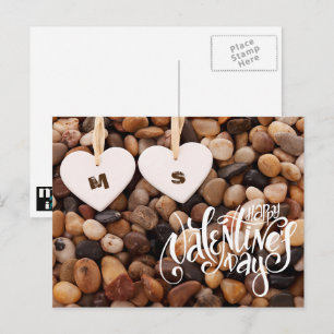 Postal Festiva Feliz Día de San Valentín. Dos corazones en la pla