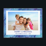 POSTAL FESTIVA FELIZ FOTO AZUL TROPICAL DE CHRISTMAS HAWAIAN<br><div class="desc">Relieve metalizado Faux azul incandescente Feliz Navidad Hawái tarjeta de vacaciones para Navidades de la familia de la hoja de palma tropical hawaiana. La foto y el nombre de la familia se pueden reemplazar en esta sencilla tarjeta de fotos de la familia de Navidades de vacaciones de la playa o...</div>