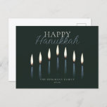Postal Festiva Feliz Hanukkah Menorah Candles<br><div class="desc">Estas postales de felicitación de Hanukkah de 5, 6" x 4, 25" incluyen un marcador de posición para un nombre de familia y un año. El diseño es siete velas menorah dibujadas a mano con el saludo "Happy Hanukkah".</div>