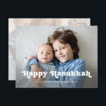 Postal Festiva Feliz Hanukkah | Sobreposición simple de fotos del<br><div class="desc">Esta postal de Happy Hanukkah es sencilla y elegante y cuenta con un texto blanco y caprichoso y con espacio para dos de tus fotos personales.</div>