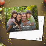 Postal Festiva Feliz Navidad, foto de familia de Navidades modern<br><div class="desc">Feliz Navidad Navidades Foto tarjeta postal de Navidad, con un moderno diseño de tipografía de escritura y familia. Con letras en personalizable blanco, añades tu propia información. También reemplaza la foto con su propia imagen. Una manera festiva y única de desear a sus seres queridos una Feliz Navidad en español....</div>