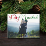 Postal Festiva Feliz Navidad, rojo guión verde foto en español<br><div class="desc">Foto de la familia Feliz Navidad moderna con una hermosa caligrafía en rojo y verde. Estos hermosos Navidades españoles de vacaciones fotografían postales con un guión magnífico y tu nombre en blanco sobre la imagen horizontal completa.</div>