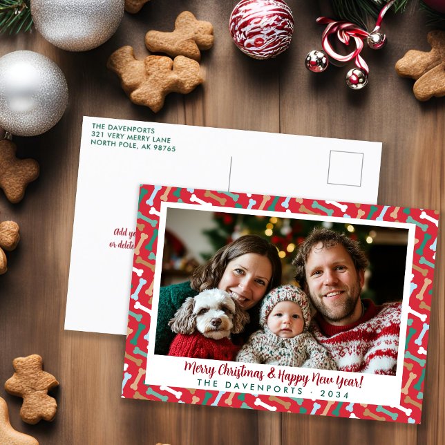 Postal Festiva Festividad de la familia de patrones de huesos de  (Festive Red & Teal Dog Bones Pattern Family Photo Holiday Postcard)